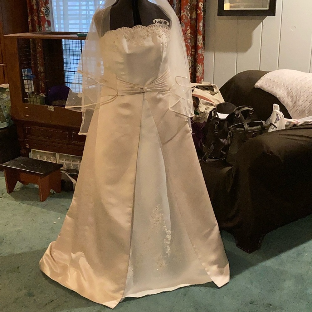 Beautiful Near worn Wedding Dress